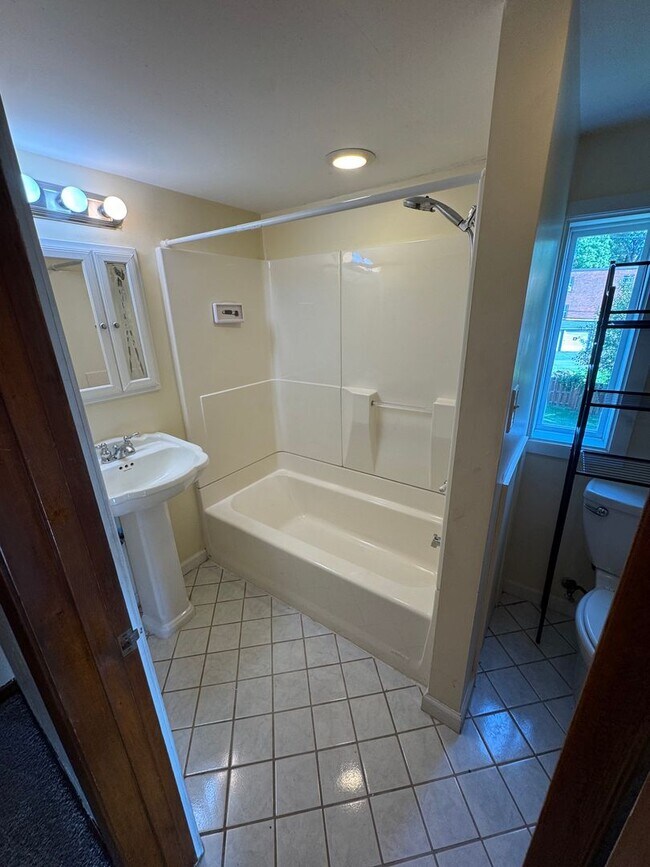 Building Photo - 1076 Thornwood Dr