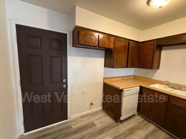 Building Photo - 205 W Ash St