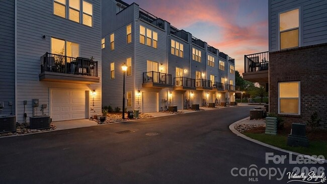 Building Photo - 2025 Clarksdale Dr