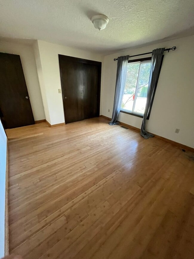 Building Photo - Beautiful One-Level Home with Sunroom, Vaulted Ceilings & Multiple Living Areas