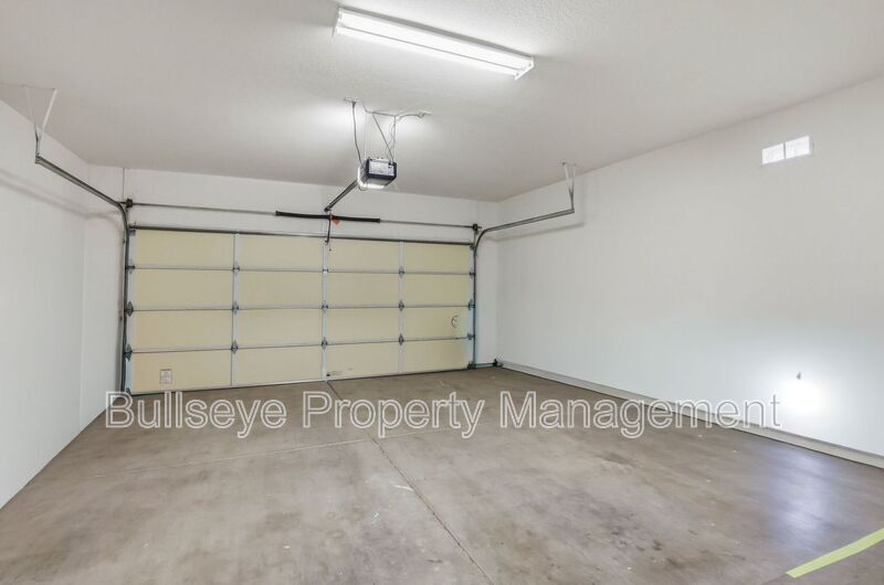 Building Photo - 15893 W Arrowhead Dr