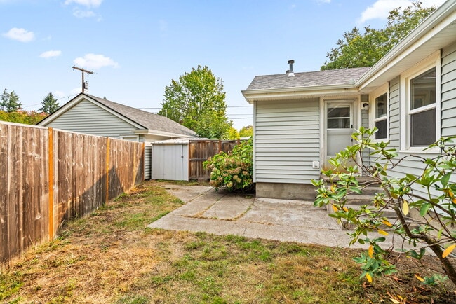 Building Photo - 305 Knoop Ln