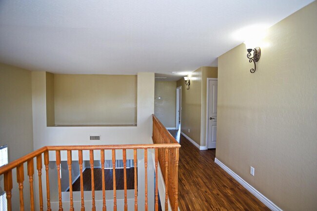 Building Photo - 512 E Rainbow Dr