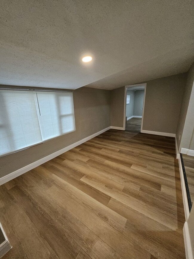 Building Photo - FOR RENT!!! SIMPLY STUNNING  3 BEDROOM 2 B...