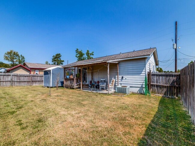 Building Photo - 9651 Oak Hill Dr