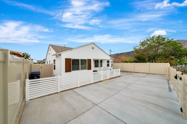 Building Photo - 10951 Whitegate Ave