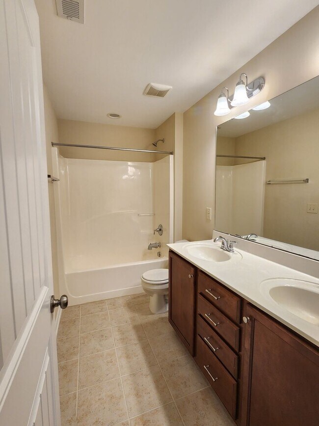 Building Photo - 3 Bedroom - Cary Townhome in Central Location!!! Close to 540 and Research Triangle Park!