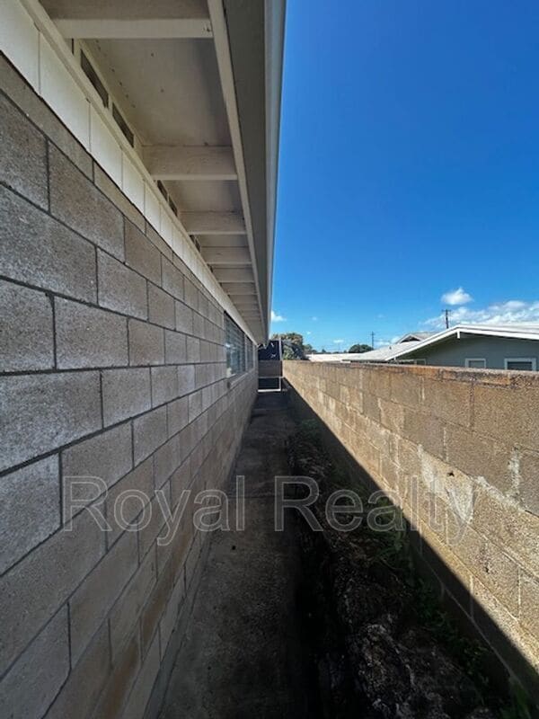 Building Photo - 1380 Uila St