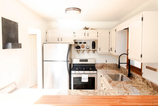 Building Photo - Private, Mountain Cottage in Weaverville, 3 Bed, 2 bathroom, 12 Month Lease
