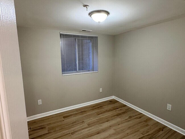 Building Photo - Renovated 3-Bedroom Apartment in Prime SE ...