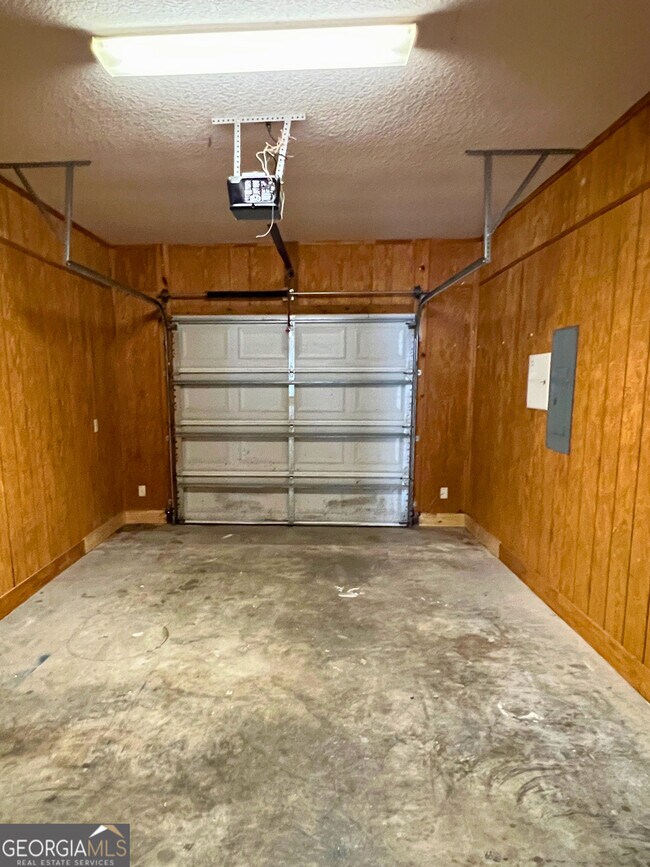 Building Photo - 818 Davis Ave