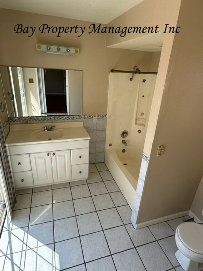 Building Photo - Lovely 3 bedroom 2 bath home with pets considered!