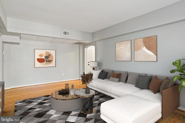 Building Photo - 1721 Queens Ln