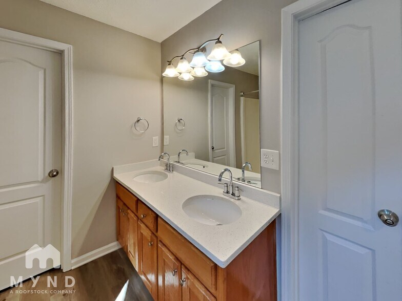 Building Photo - 203 Peachtree Glen Dr