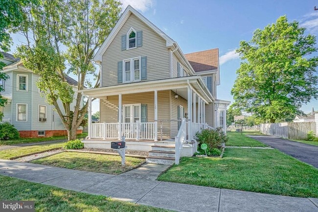 Building Photo - 20 Dickinson St