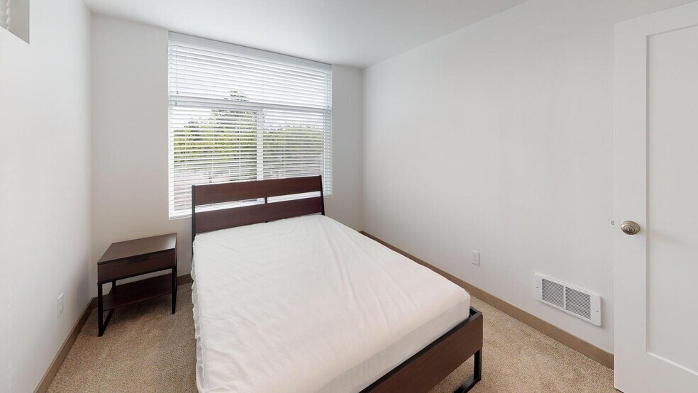 Building Photo - 3308 Claremont Ave S