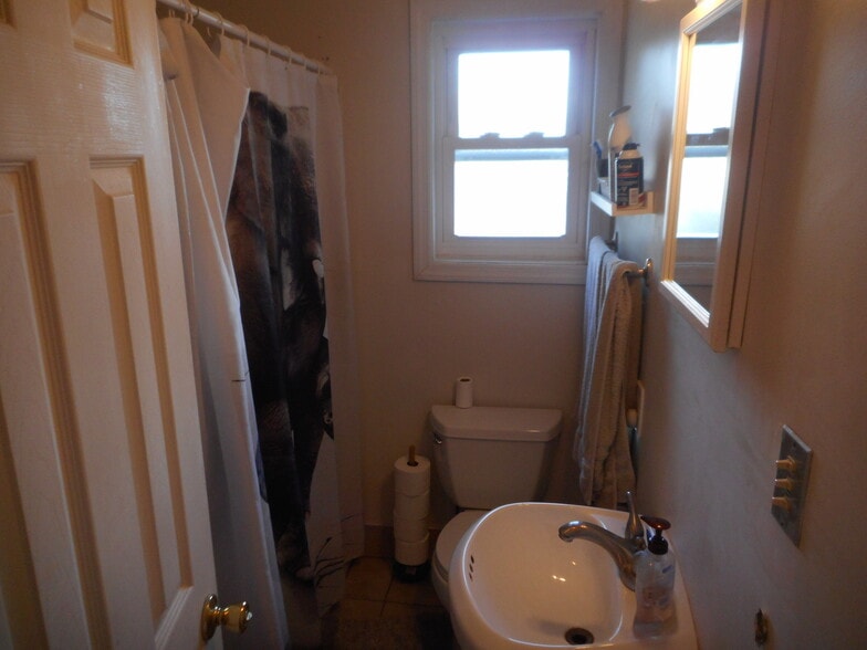 Full Bathroom - 35 Hamburg Tpke