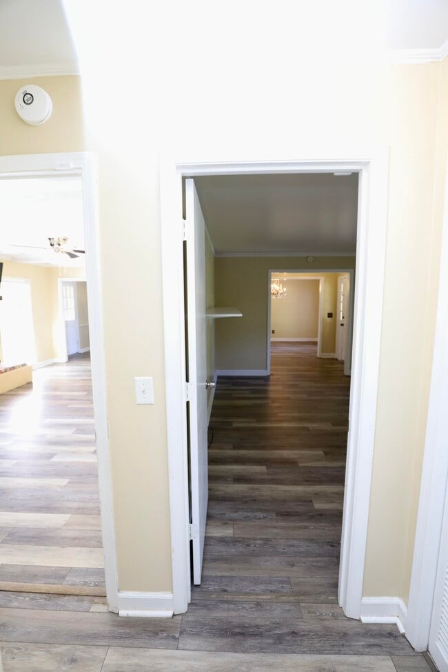 Building Photo - 549 Pringle Dr