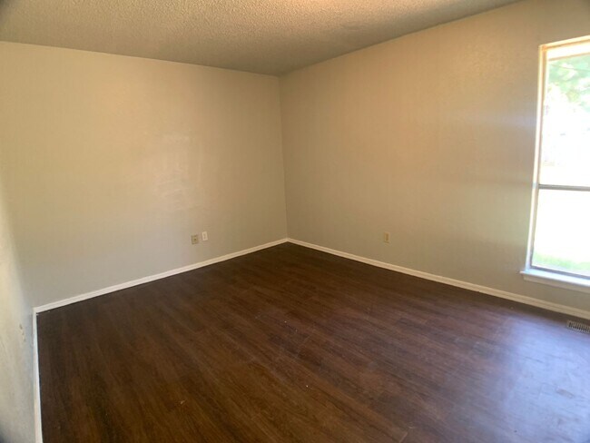 Building Photo - 5 Bedroom Choctaw!