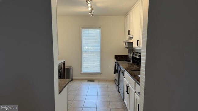 Building Photo - 16031 Dorset Rd