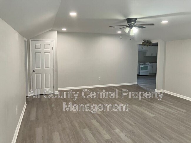 Building Photo - 3115 Parkwood Rd