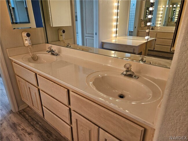 Building Photo - 2022 Merrill Ln