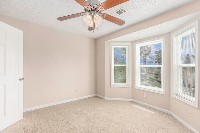 Building Photo - 3 bdrm  2.5 bath in Stone Mountain