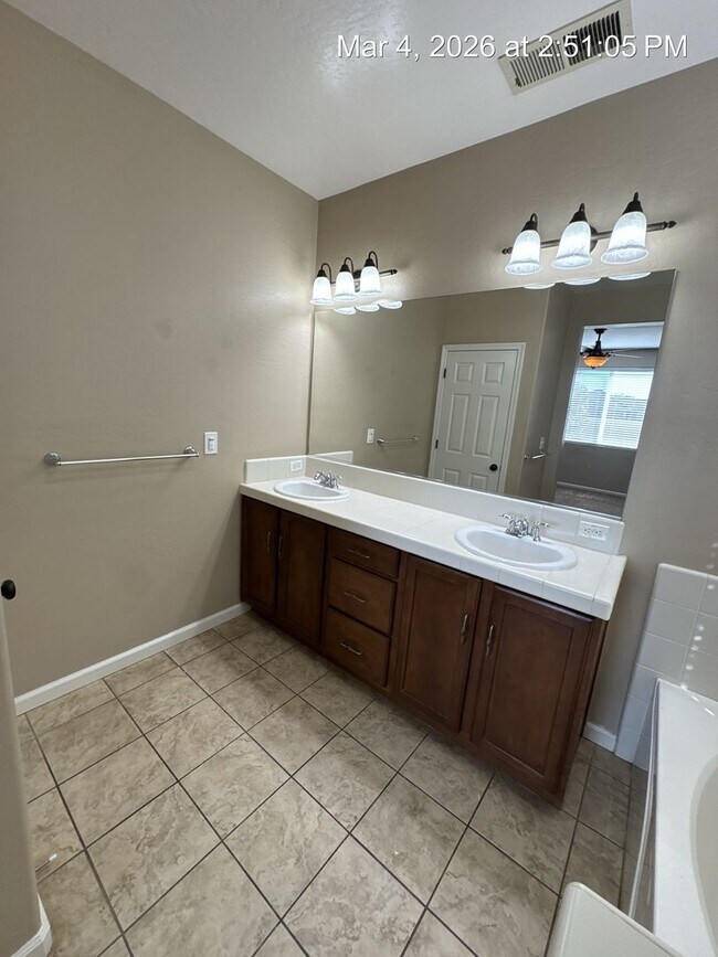 Building Photo - Gorgeous NW Visalia home located in Avalon gated community!  Available Now !!