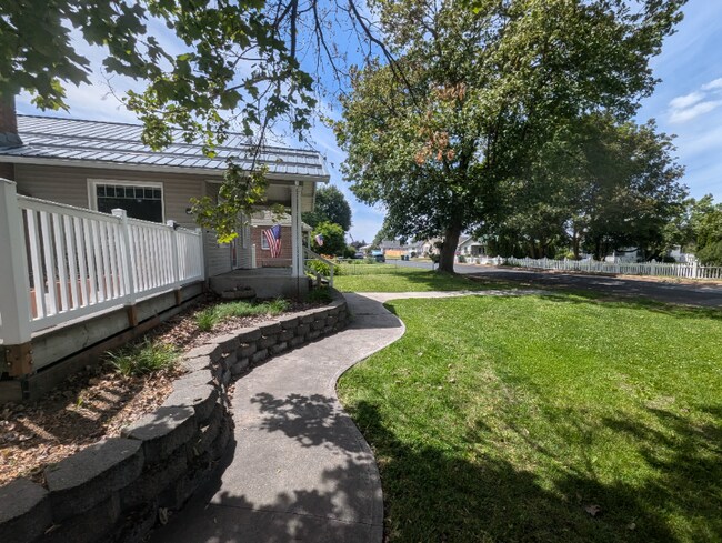 Building Photo - 3107 W Longfellow Ave