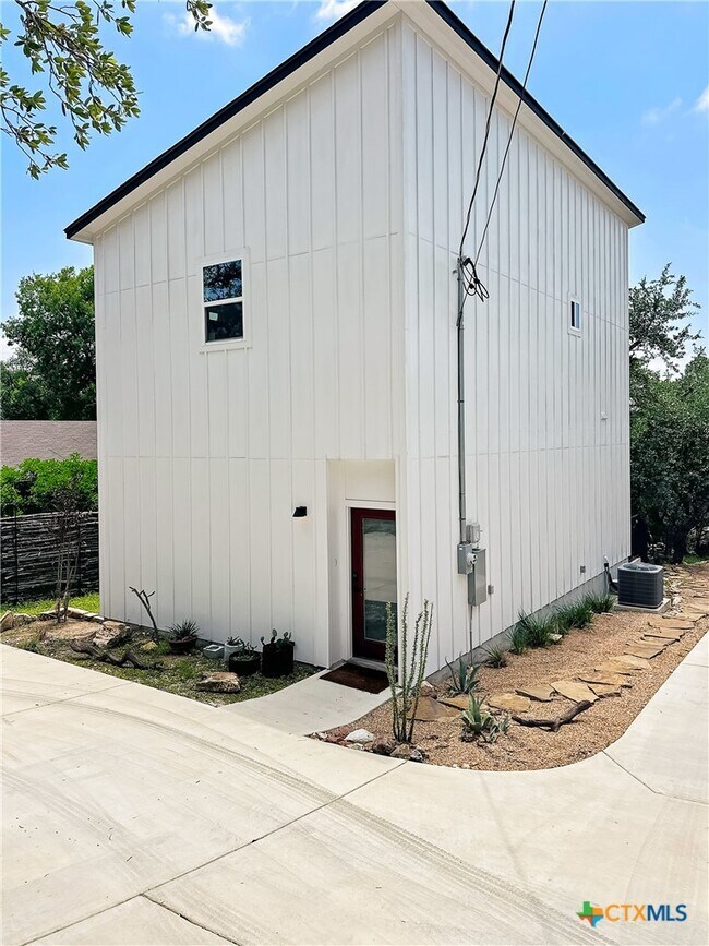 Building Photo - 1200 Willow Dr