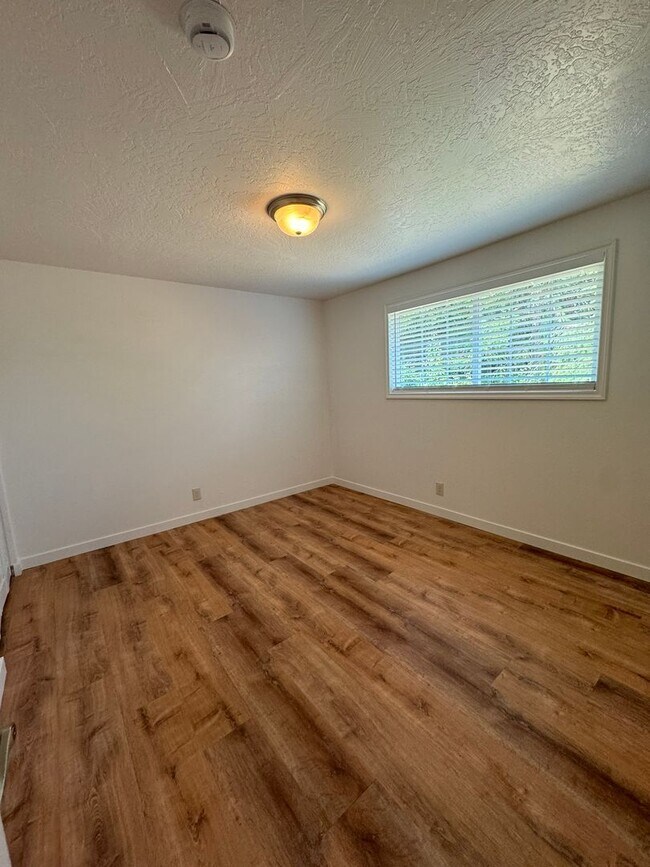 Building Photo - Fully Remodeled 2 bed/1 bath home in Cottage Grove