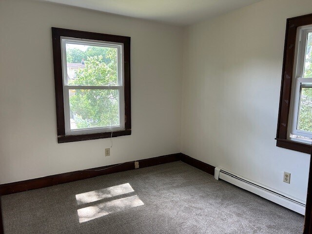 Smaller bedroom w/ closet - 30 Cliff St