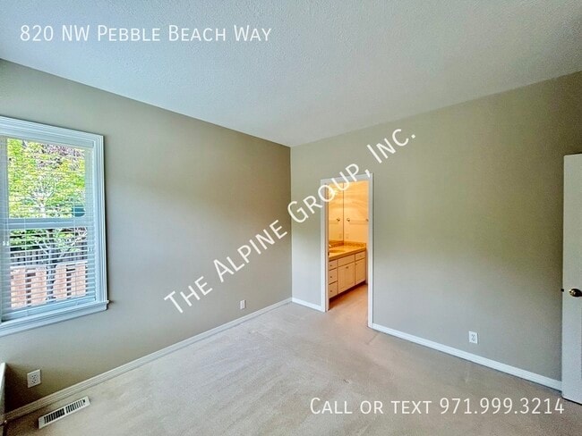 Building Photo - 820 NW Pebble Beach Way