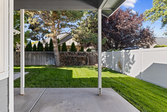 Building Photo - 5415 N Noble Fir Ave