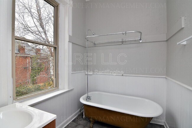 Building Photo - 607 St Catherine St