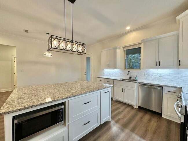 Building Photo - Stunning 3/2/2 on the Outskirts of Lindale!