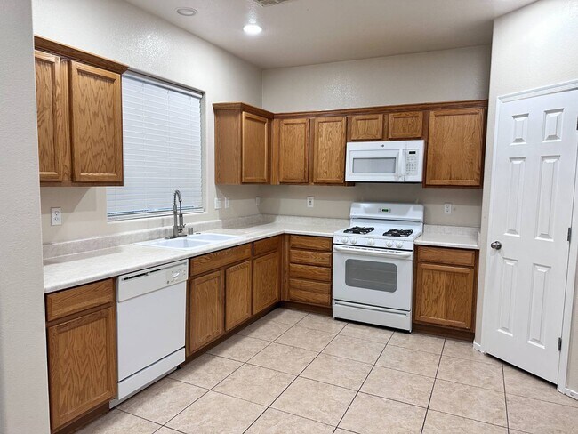 Building Photo - 2820 Dowitcher Ave