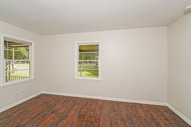 Building Photo - $1,199! 3Bed/ 1 Bath House! North of Birmingham! Save 50% off the first full month's rent. Apply ...