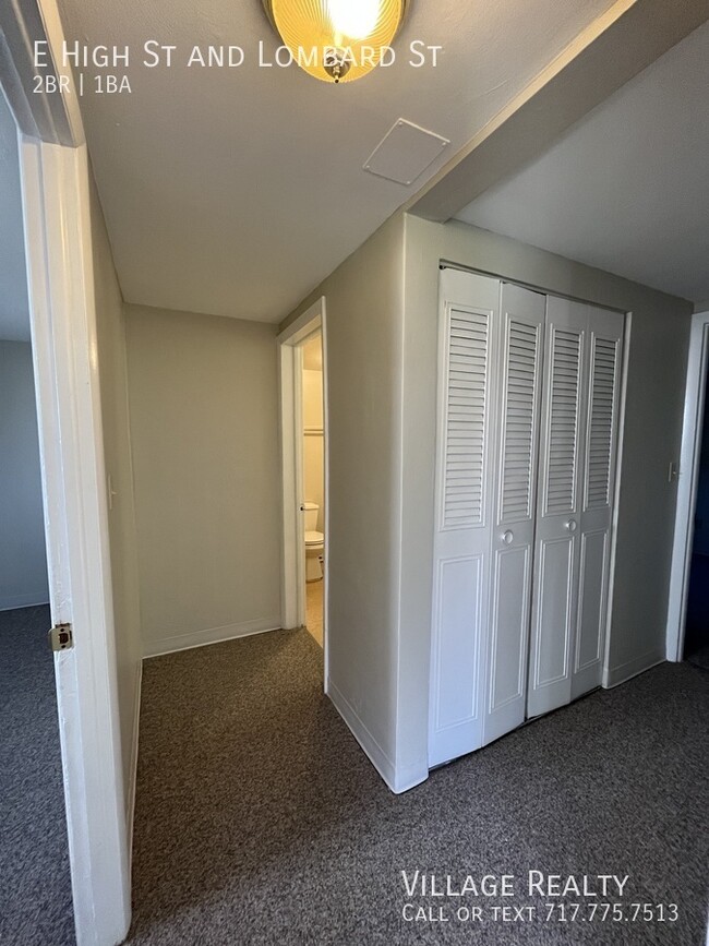 Building Photo - Huge 2-Bed apartment with washer/dryer hoo...