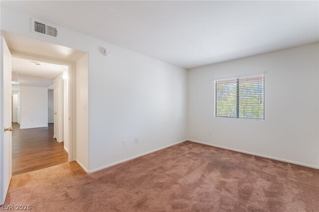 Building Photo - 950 Seven Hills Dr