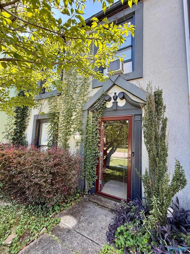 Primary Photo - 2859 Wynterhall Rd SE