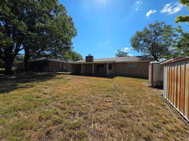 Building Photo - FOR LEASE!!