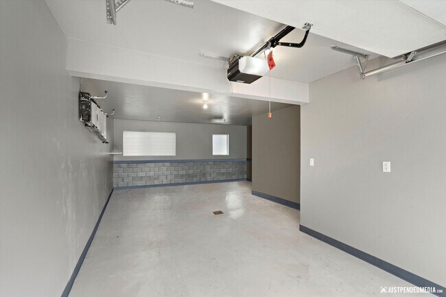 Building Photo - Modern & Stylish Townhome!