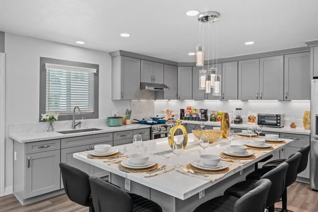 Building Photo - 10983 Parkdale Ave