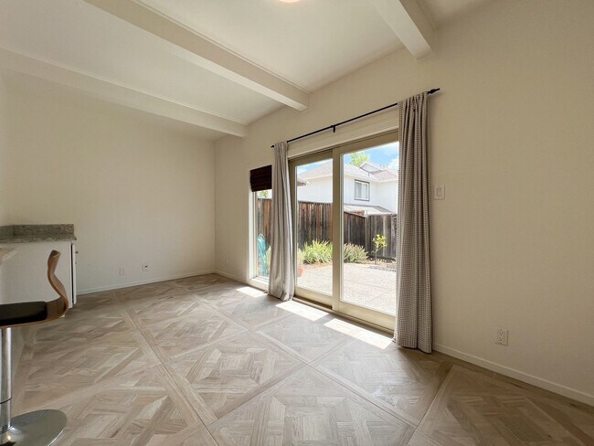 Building Photo - Beautifully Remodeled St. Helena Townhome with Pool Access & 2-Car Garage