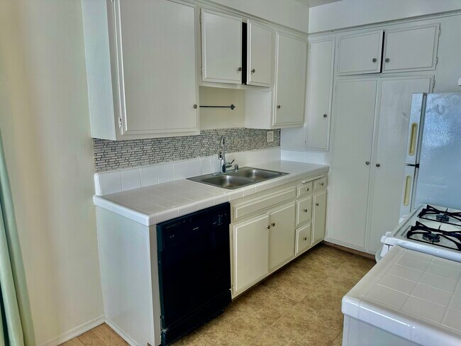 Building Photo - 4325 Dixie Canyon Ave