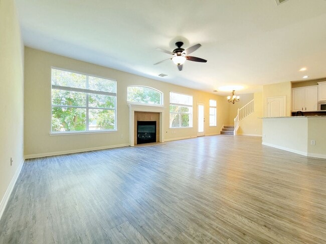 Building Photo - Large 4 Bed, 2.5 Bath Home Perfect for Com...