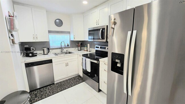 Building Photo - 8930 S Hollybrook Blvd