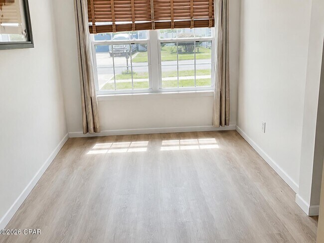 Building Photo - 3213 Azalea Cir