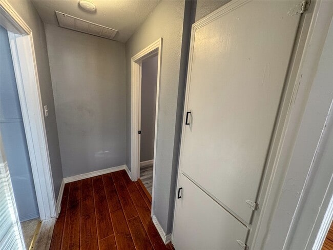 Building Photo - 1326 W Shepherd St